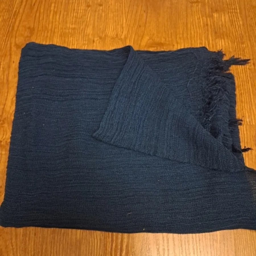 تعدادی روسری و شال