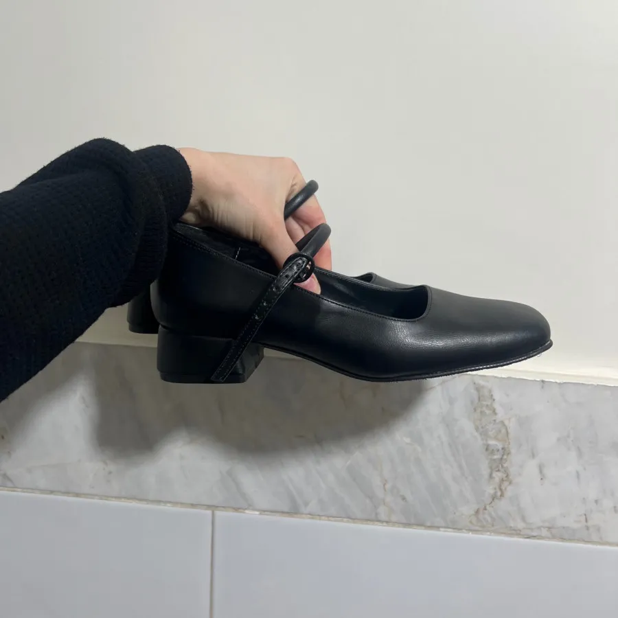 کفش مشکی ناز و مامان باله