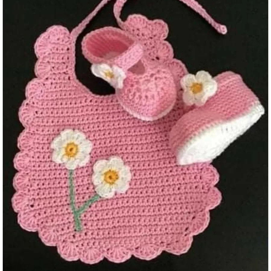 ست پیشبند و پاپوش نوزادی