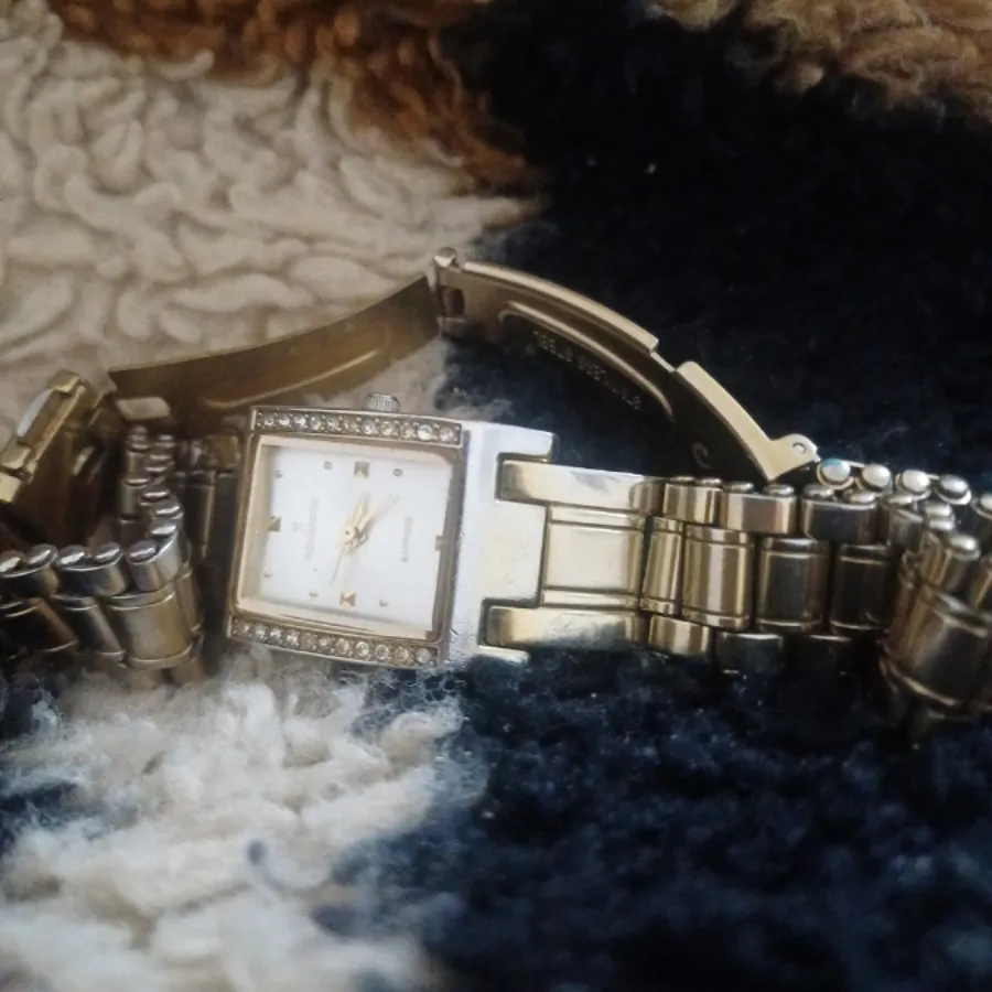 ساعت رومانسون دور نگین طل