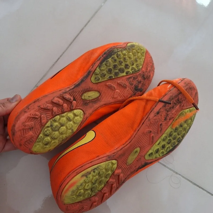 کفش ورزشی سالنی