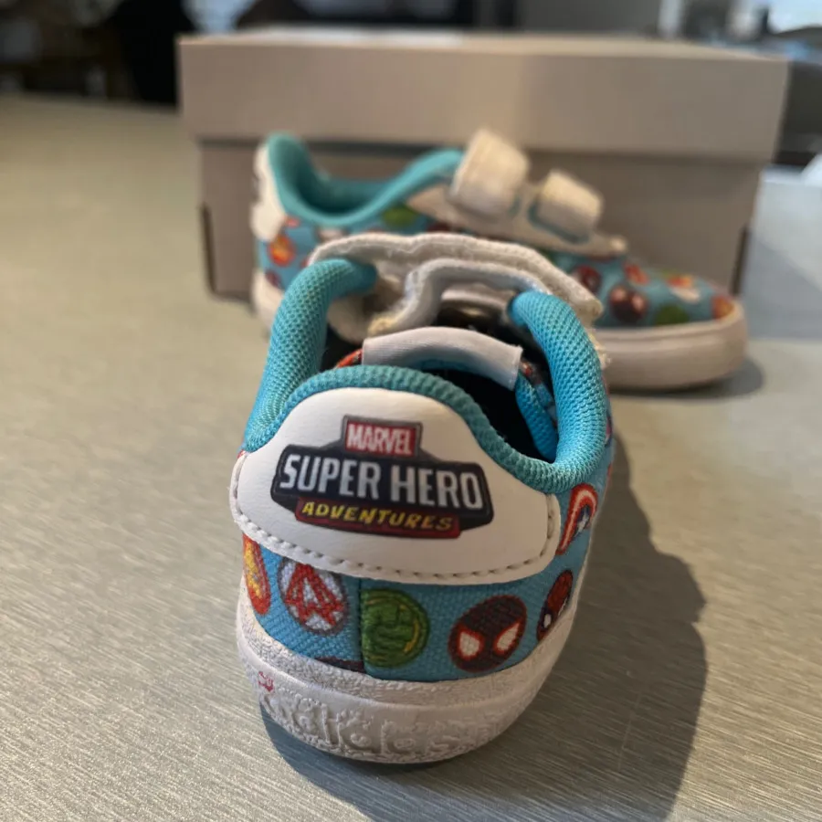 کتونی آدیداس مارول