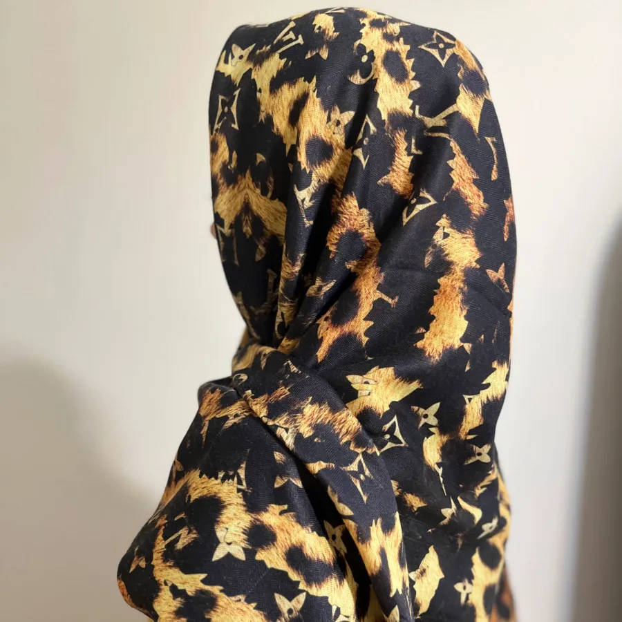 تعدادی روسری و شال