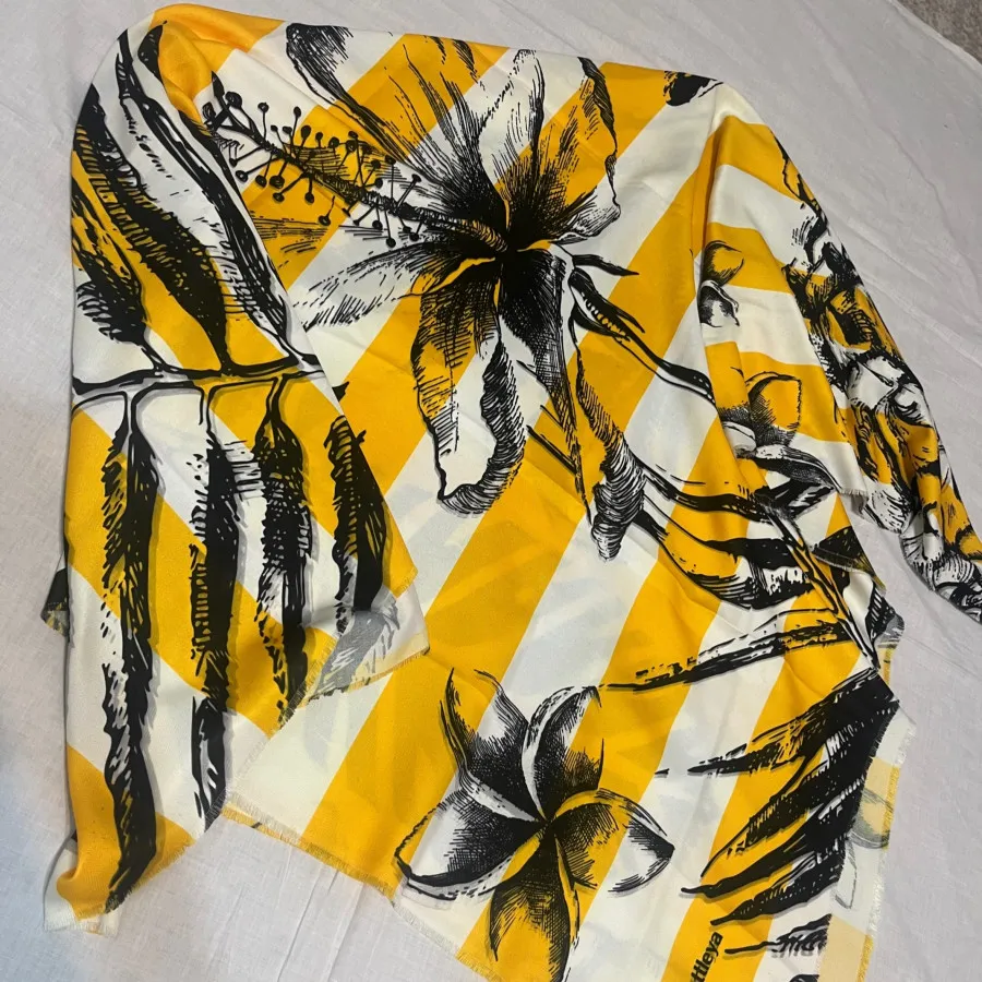 تعدادی روسری و شال