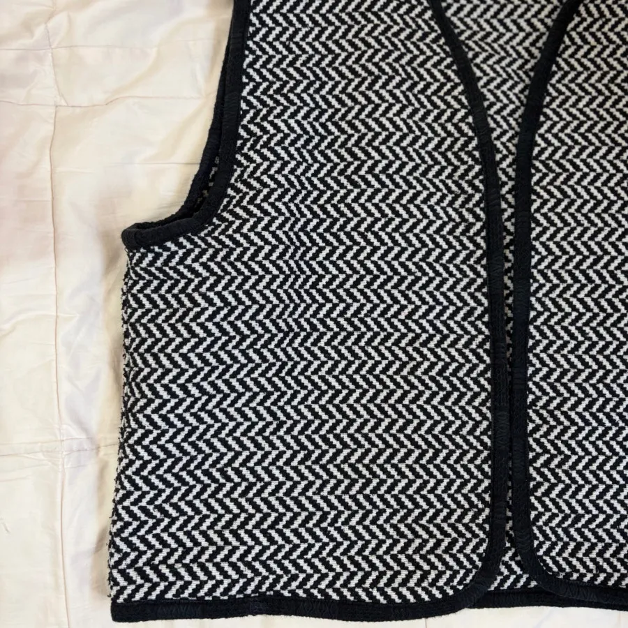 وست مشکی سفید