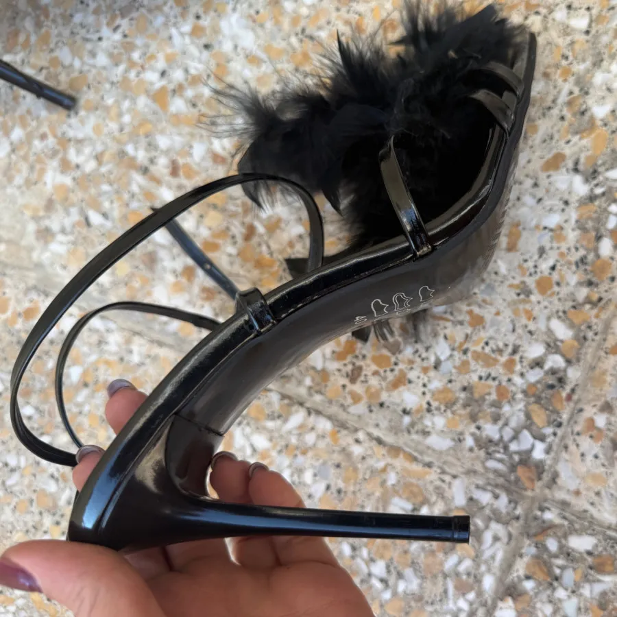 کفش مشکی فانتزی پر دار