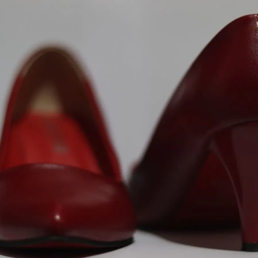 کفش برشکا قرمز تیره