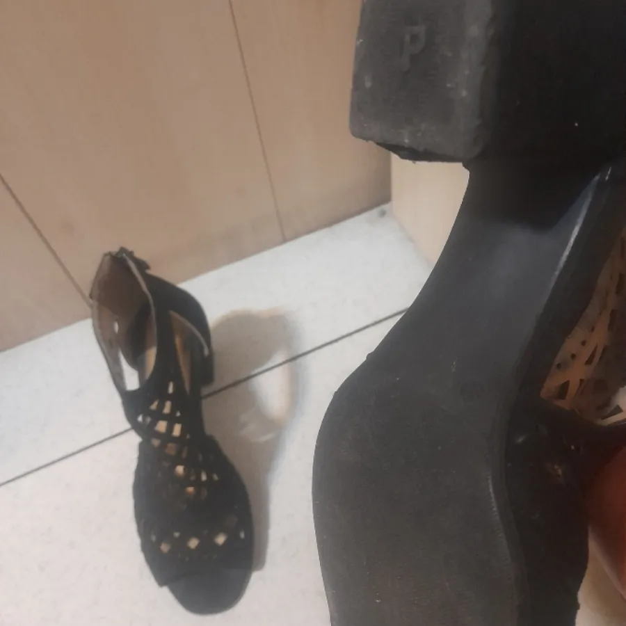 کفش بیرون ، مجلسی نبوک