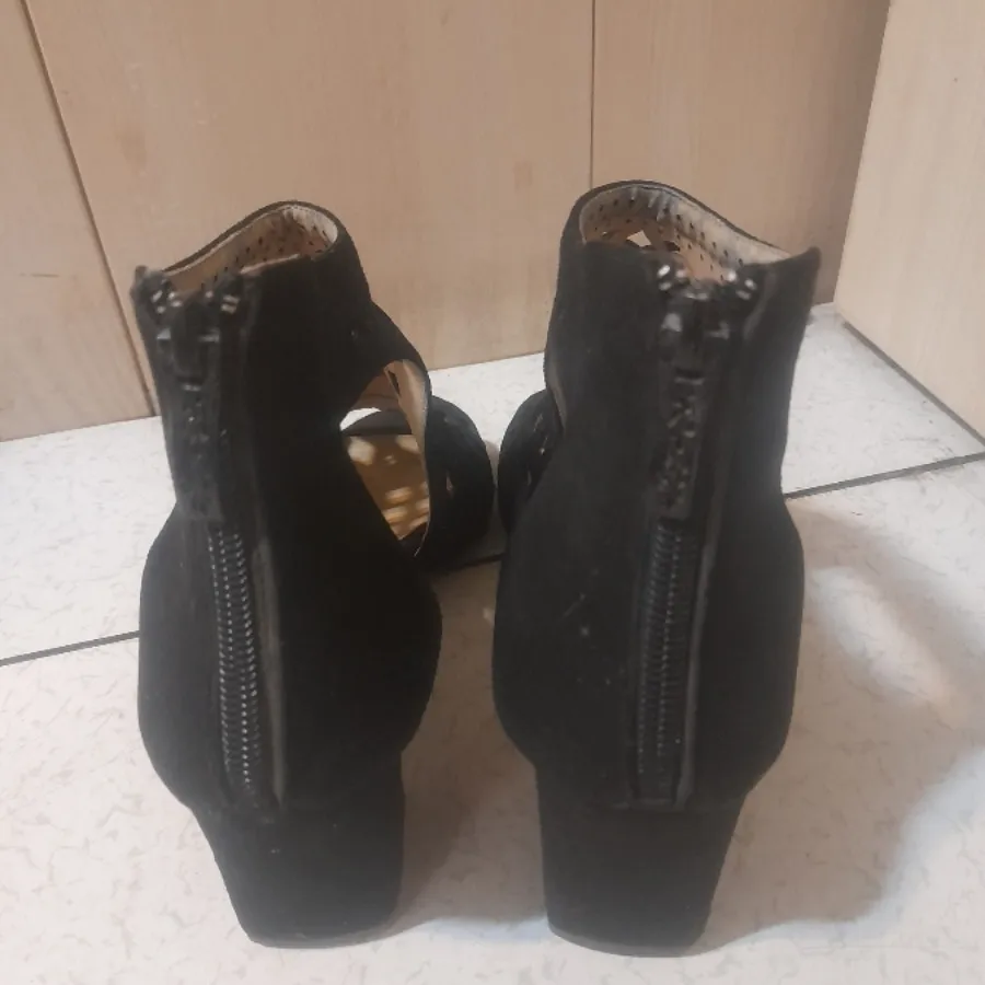 کفش بیرون ، مجلسی نبوک