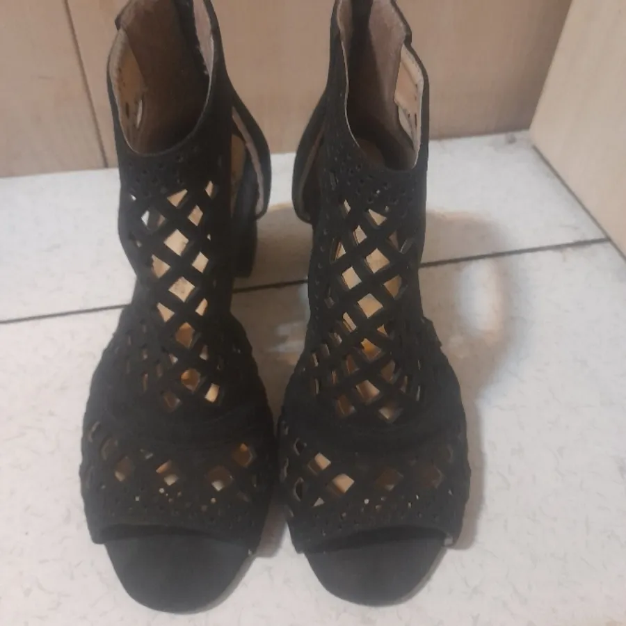 کفش بیرون ، مجلسی نبوک