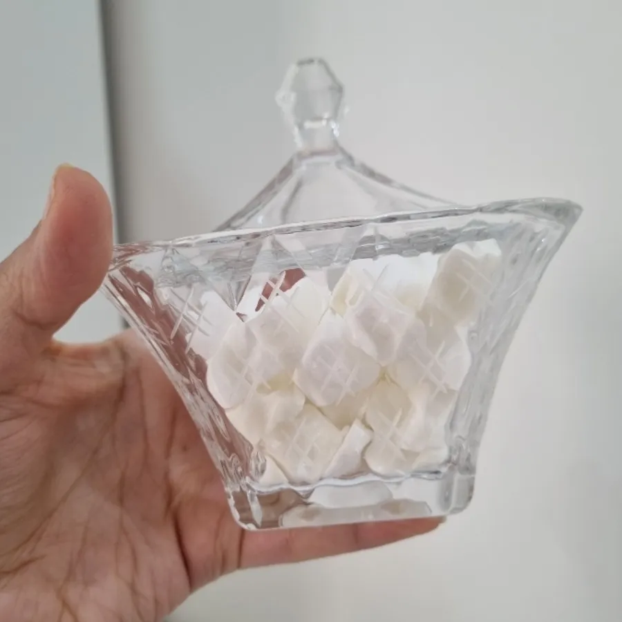 فنجان چای و قندان