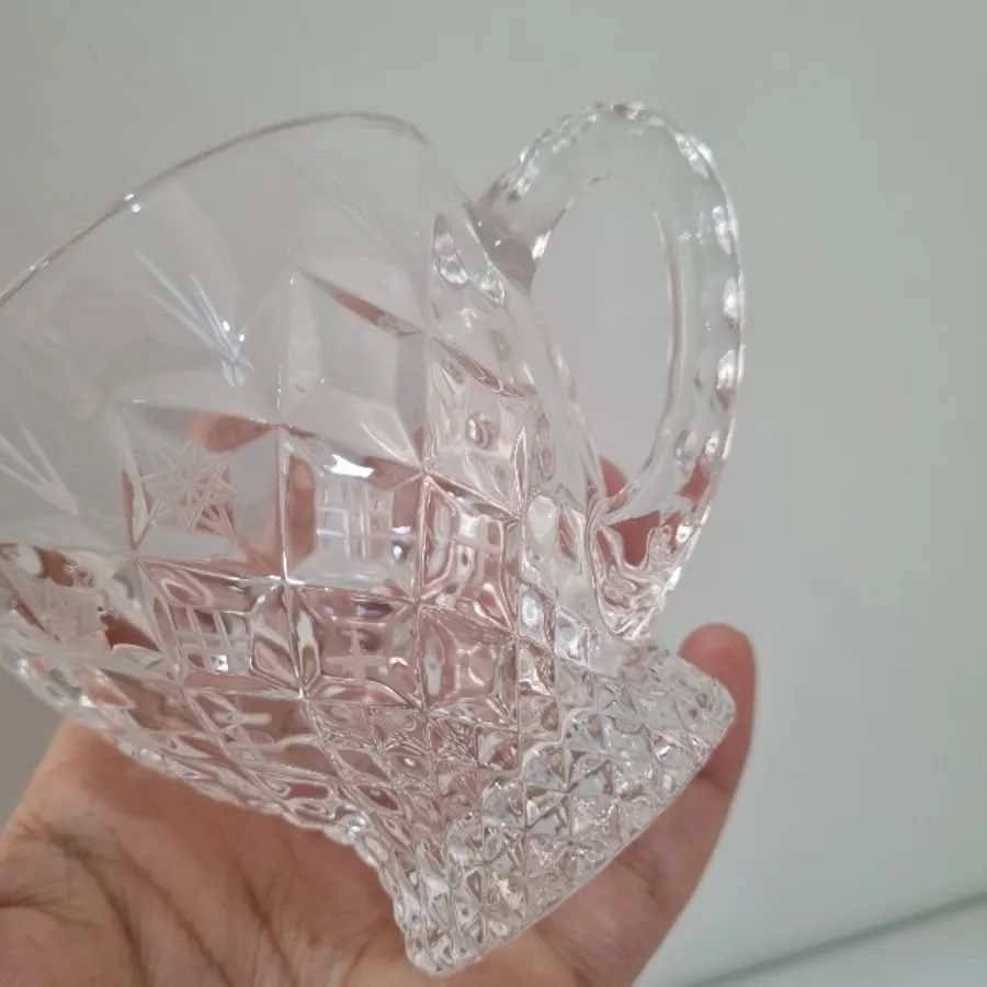 فنجان چای و قندان