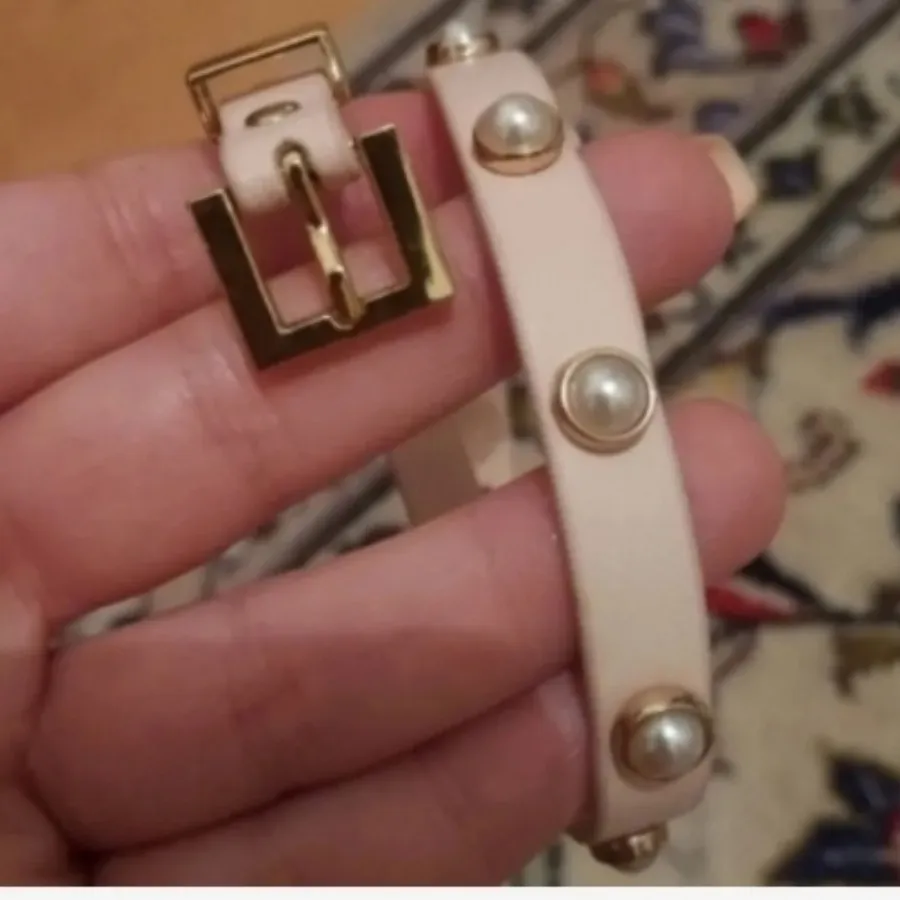 گل سر و دستبند چرمی