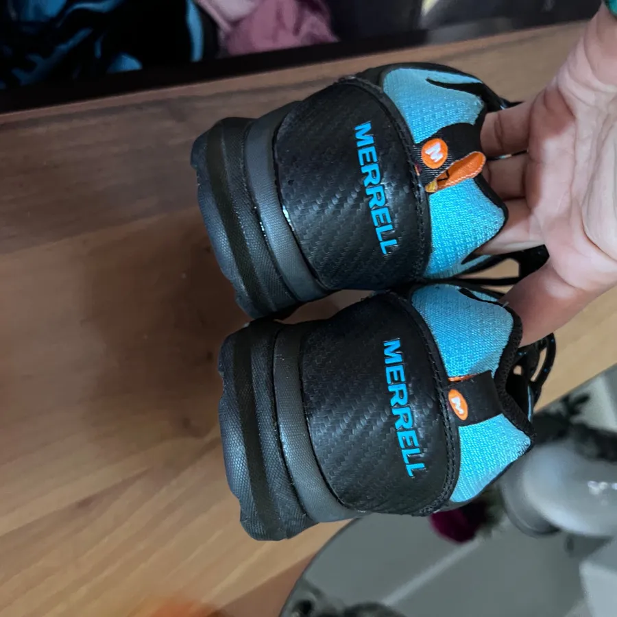 کفش کتونی مرل