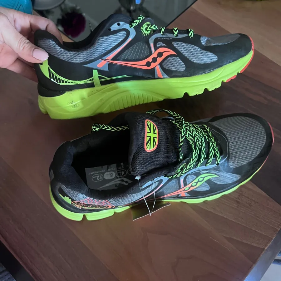 کفش کتونی ساکنی