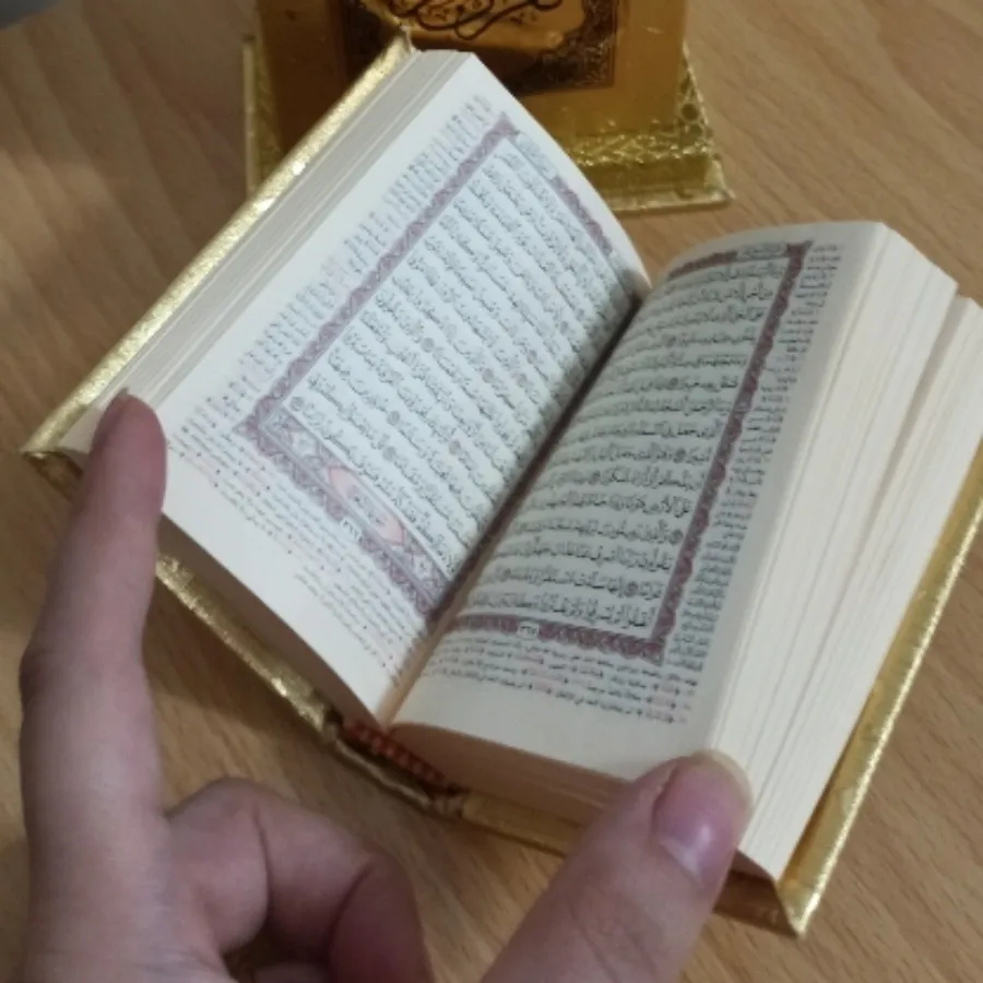 قرآن به همراه قاب محافظ