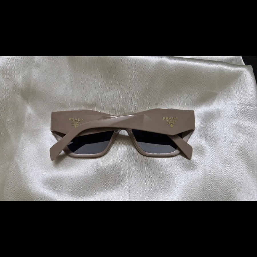 عینک افتابی پرادا