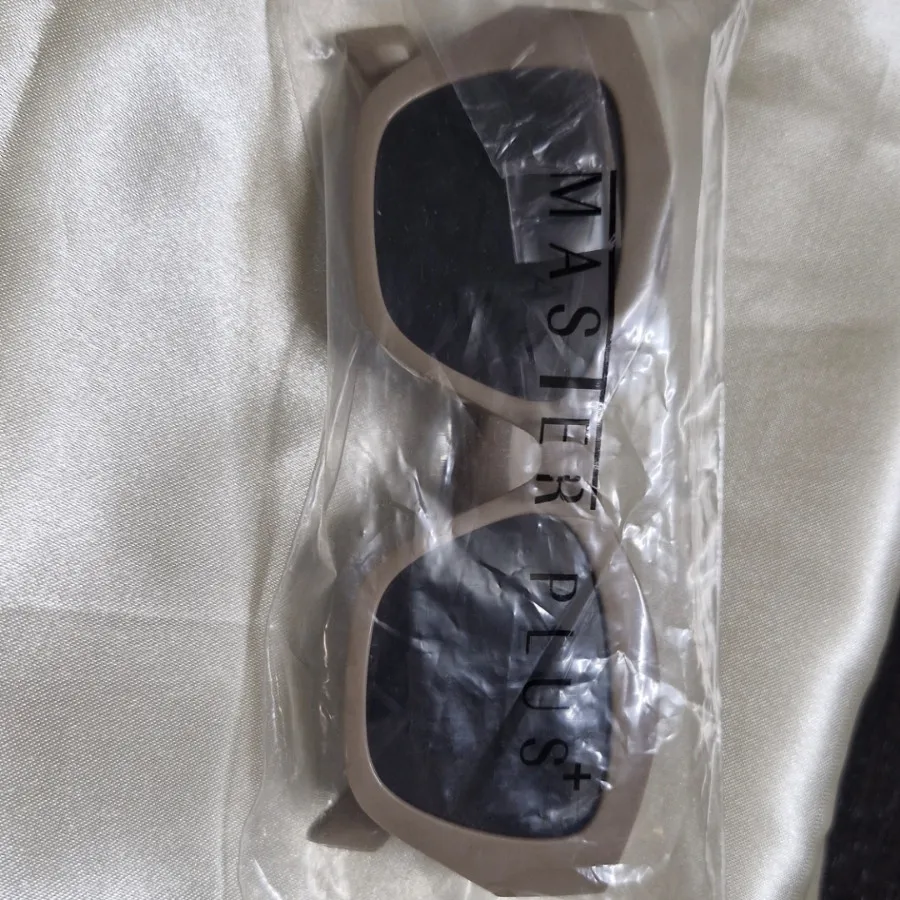 عینک افتابی پرادا