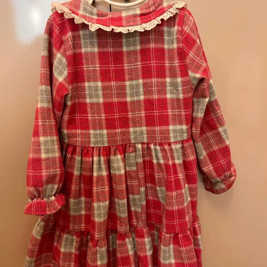 پیراهن  پشمی صورتی با تن