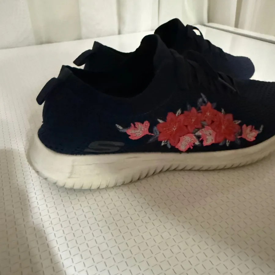 کفش از برند اسکیچرز