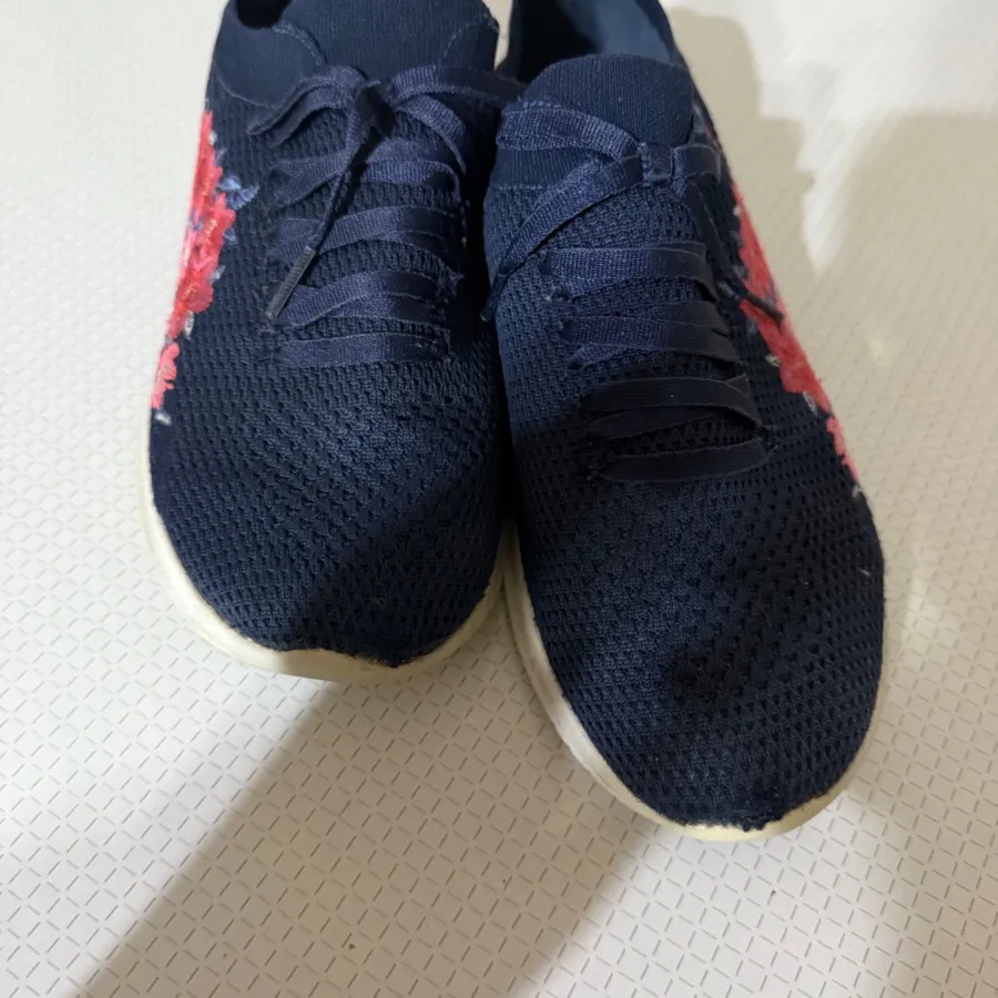 کفش از برند اسکیچرز