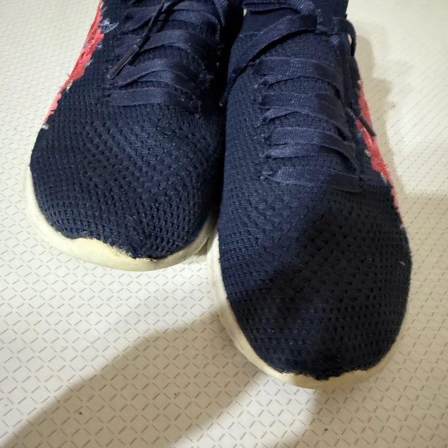 کفش از برند اسکیچرز