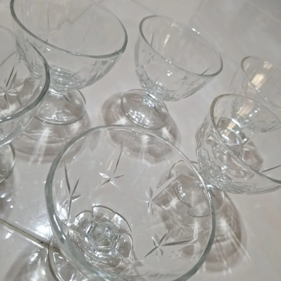 یک دست بستنی خوری فرانسه