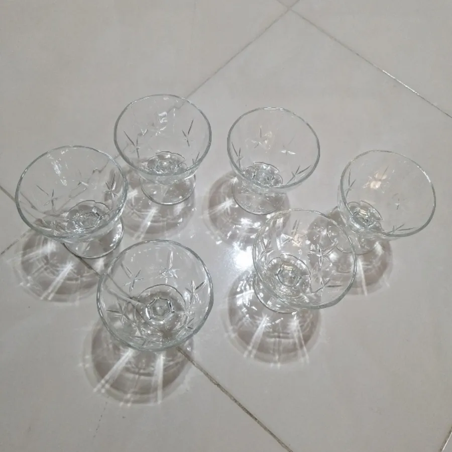 یک دست بستنی خوری فرانسه