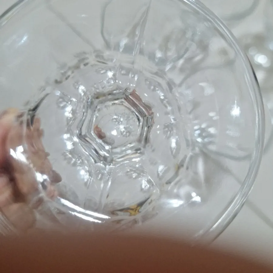 یک دست بستنی خوری فرانسه