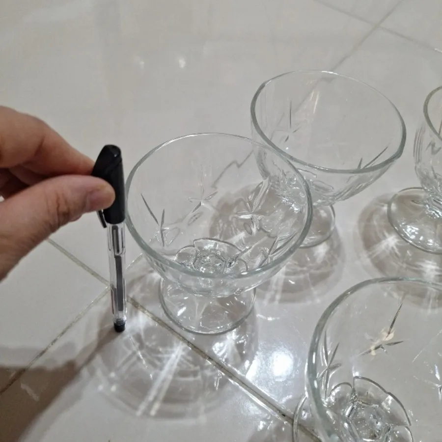 یک دست بستنی خوری فرانسه