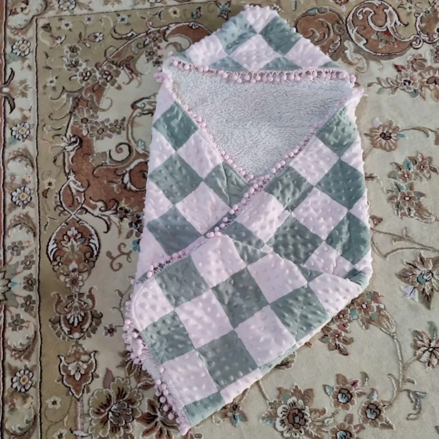 پتو دور پیچ نوزاد