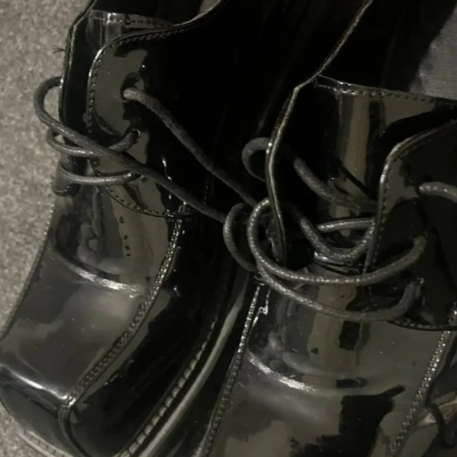 کفش چرم براق