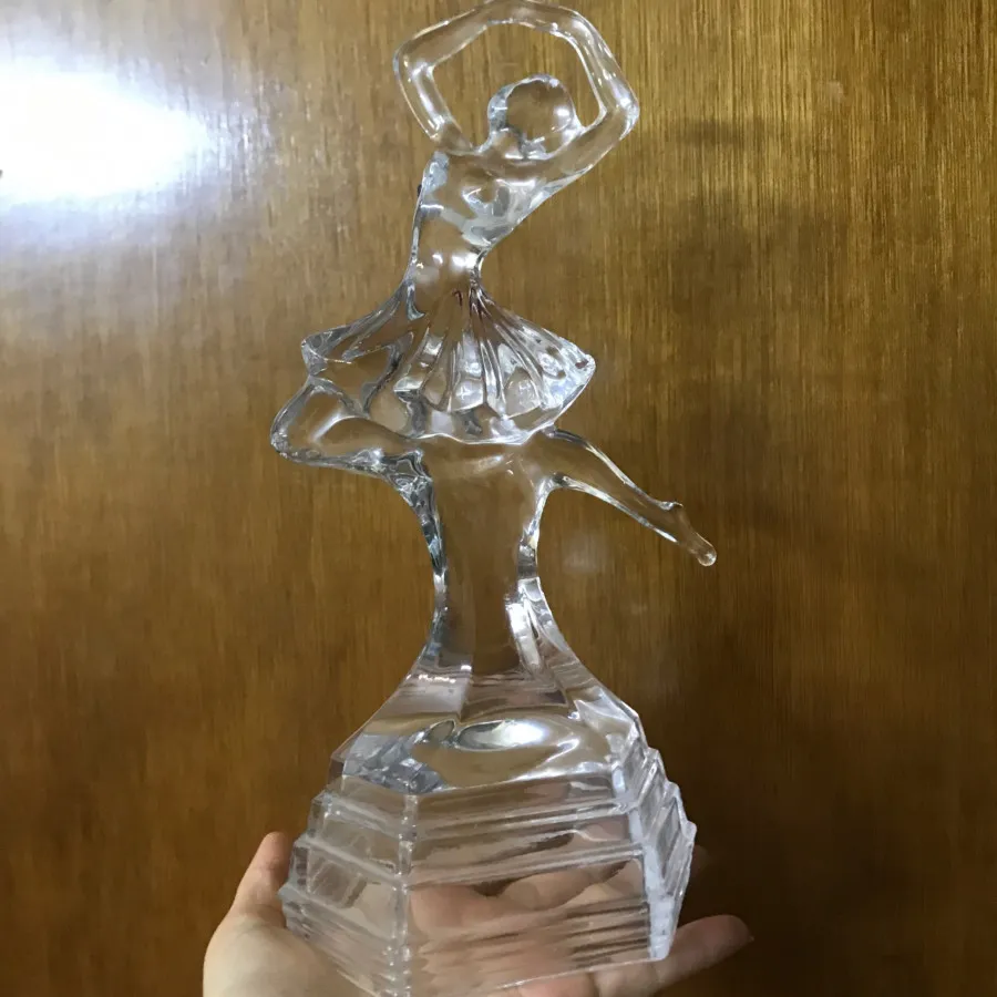 مجسمه کریستال