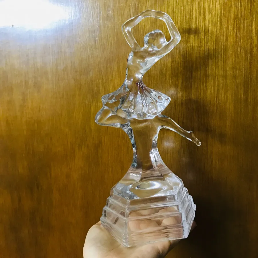 مجسمه کریستال