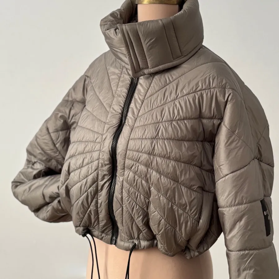 کاپشن BITTE KAI RAND