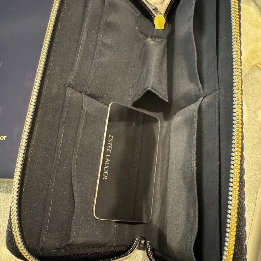 کیف پول و آیینه