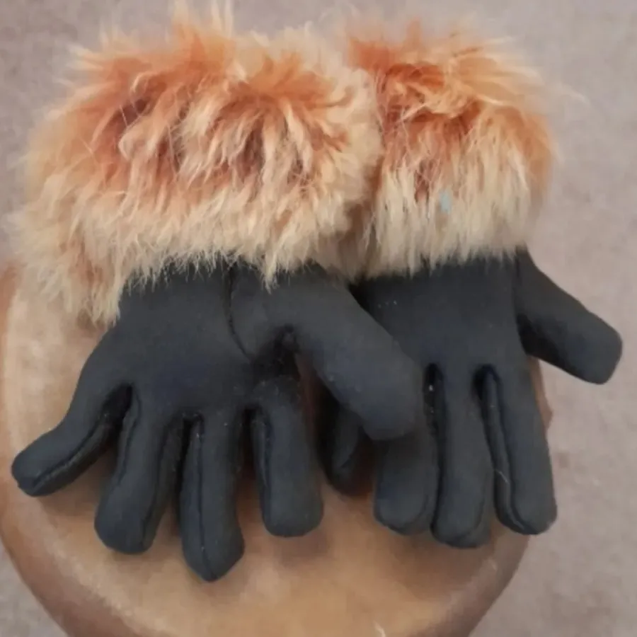 دستکش مینیاتوری قدیمی