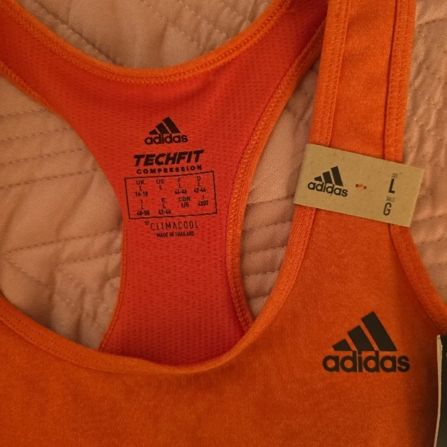 نیمتنه ورزشی آدیداس