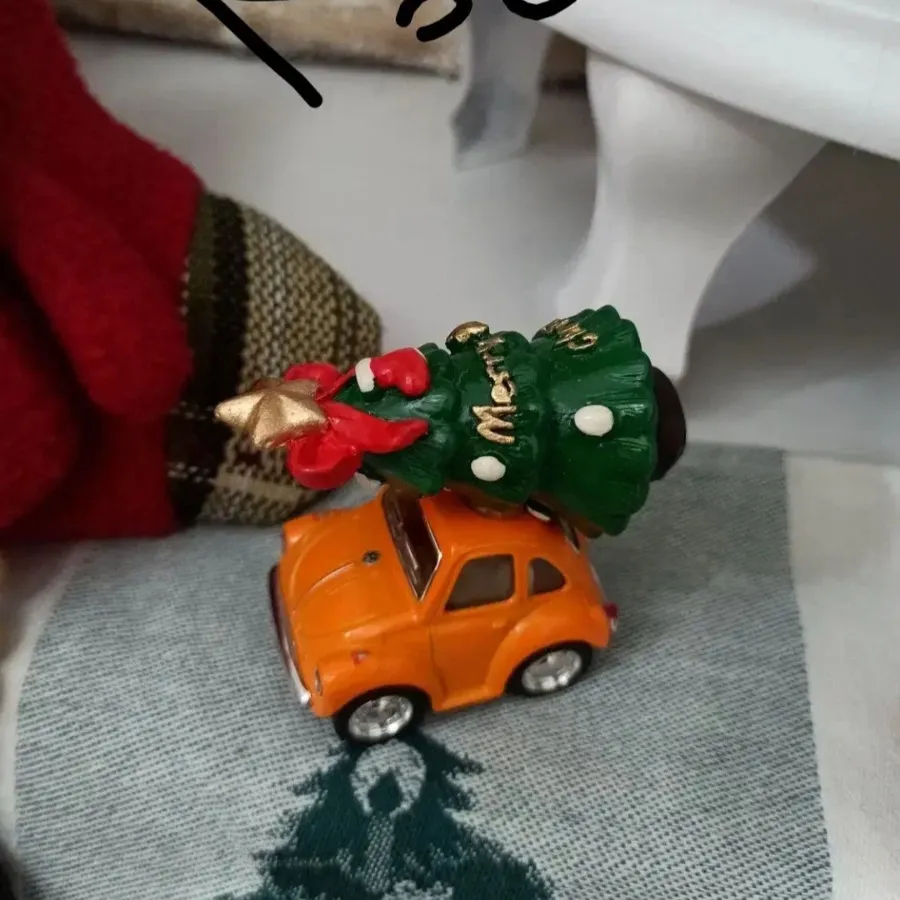 ماشین فلزی و کاج کریسمس