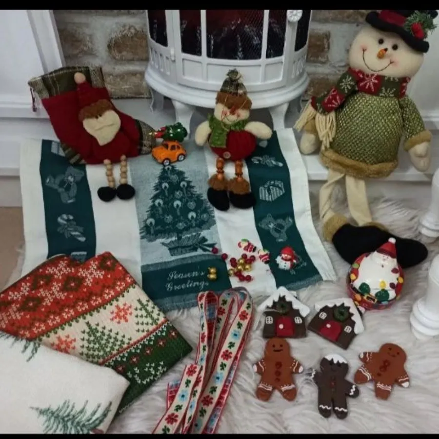 ماشین فلزی و کاج کریسمس