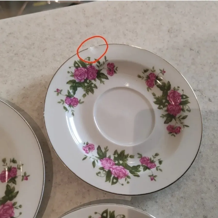 نعلبکی گل سرخی