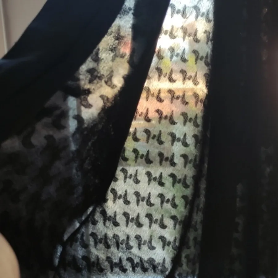 پارچه مشکی طرح دار
