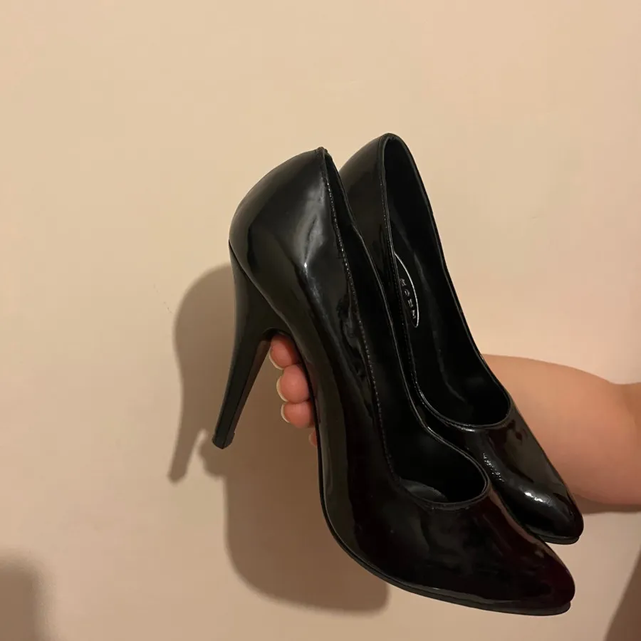 کفش پاشنه بلند ورنی مشکی