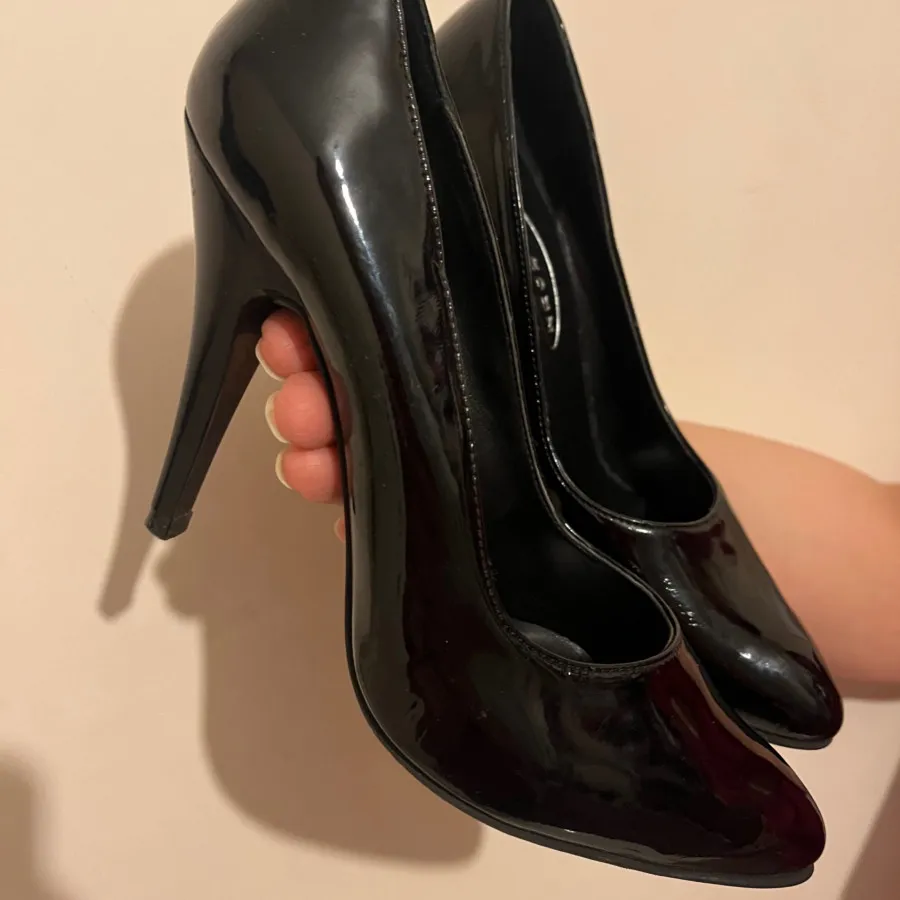 کفش پاشنه بلند ورنی مشکی