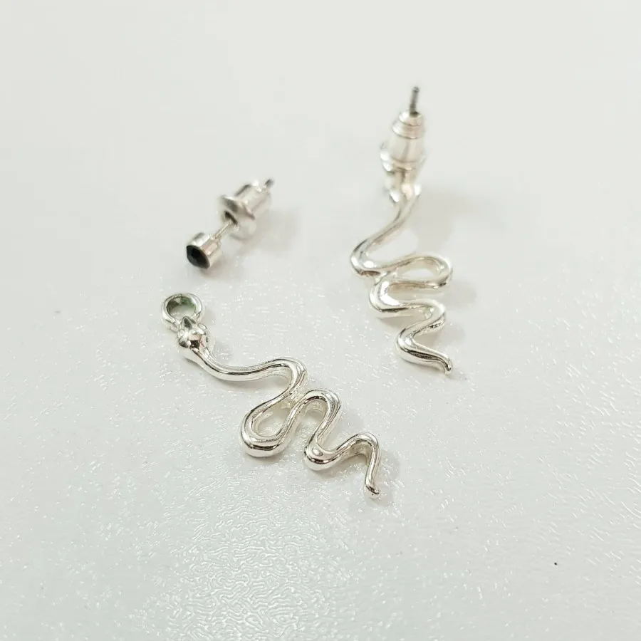 گوشواره طرح مار نقره ای