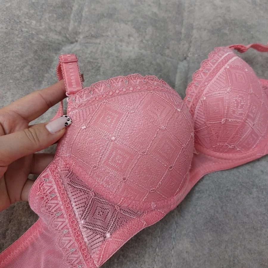 سوتین مارکدار