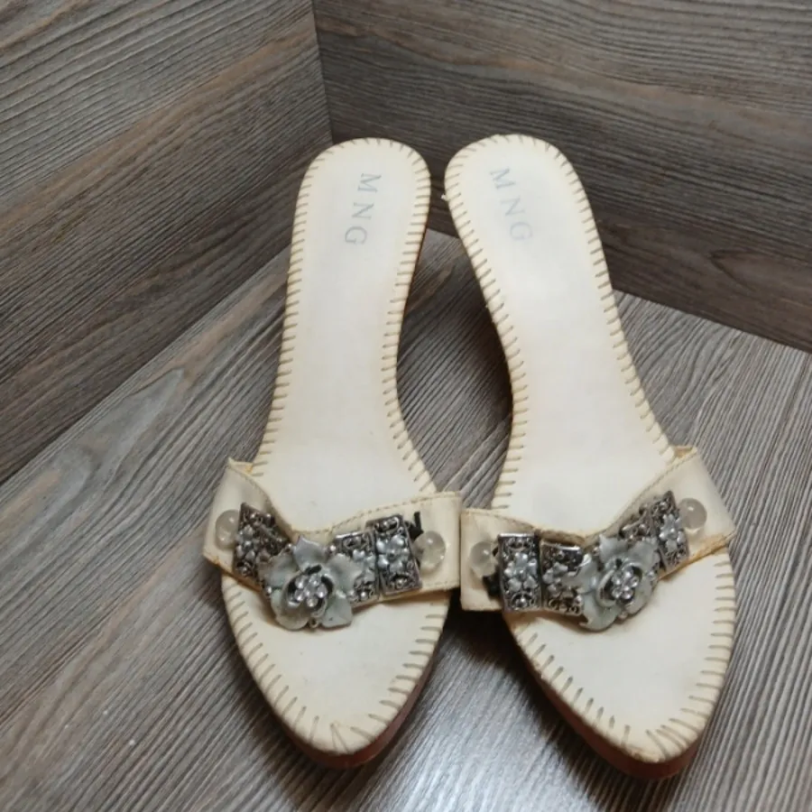 دمپایی منگو