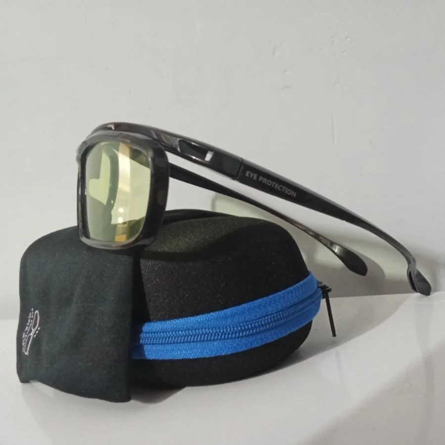 عینک فیلتر نور آبی