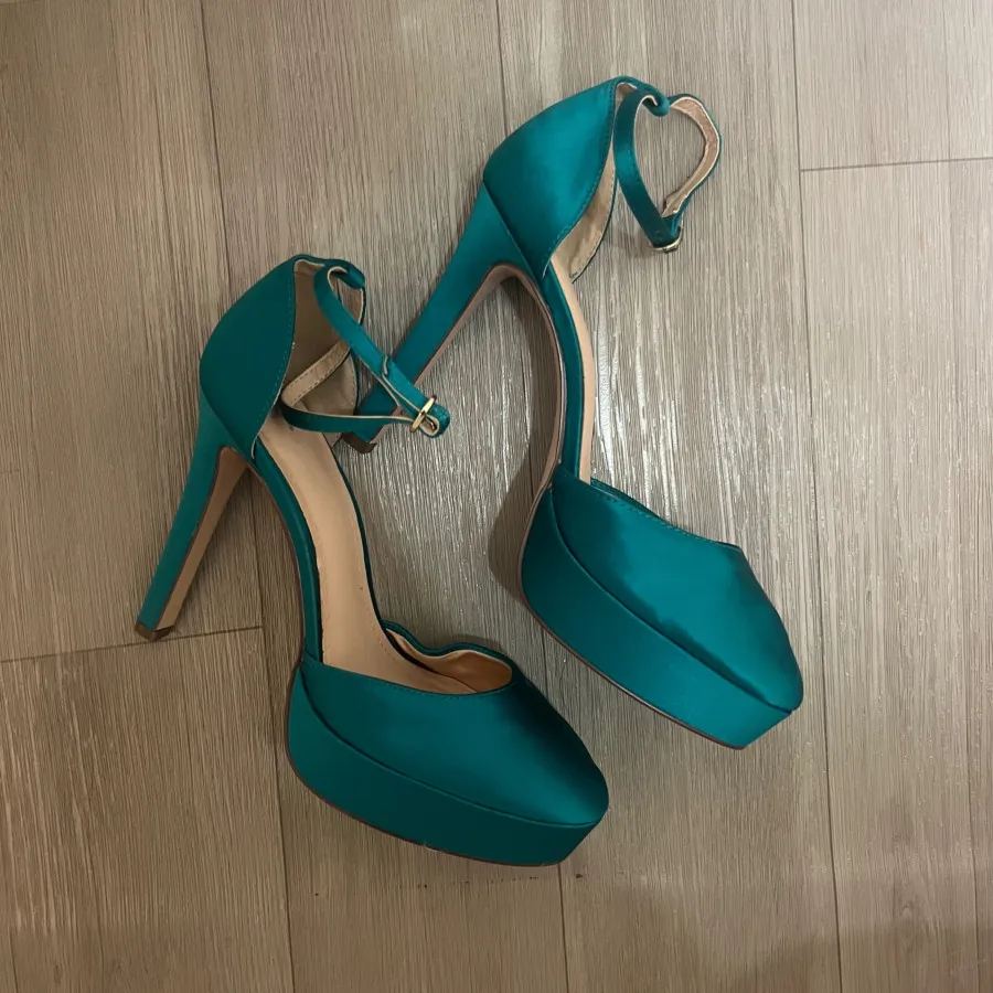 پاشنه بلند اچ اند ام