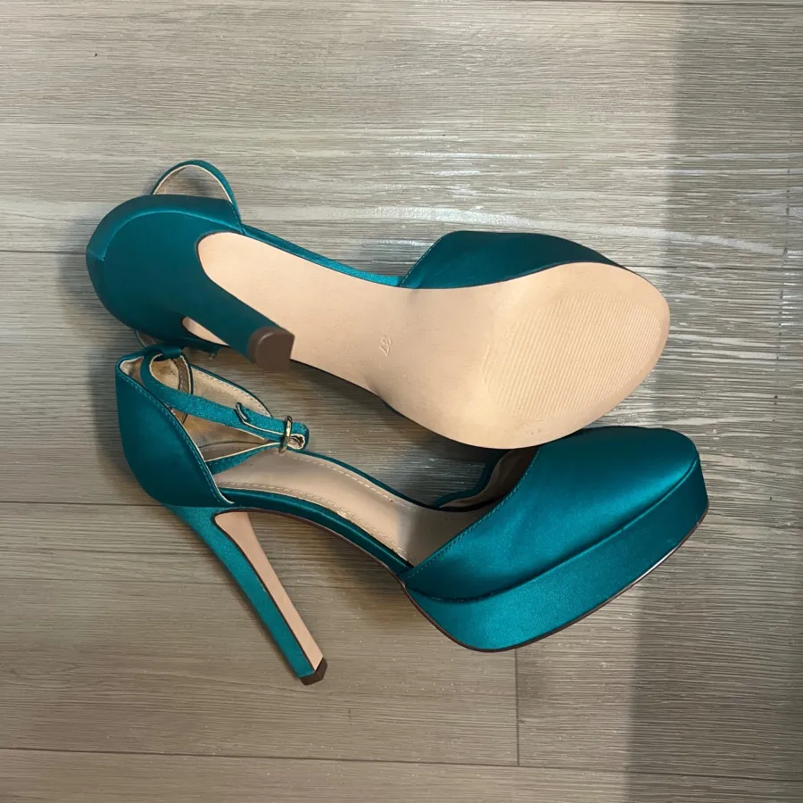 پاشنه بلند اچ اند ام